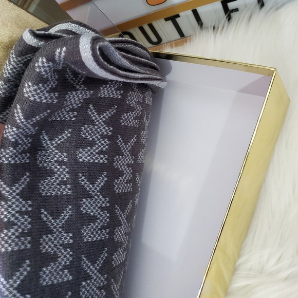 Michael Kors hat and scarf set - Picture 7 of 7